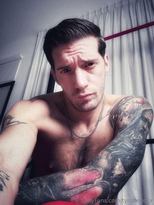 Weekend’s here 😏 Fresh, in control, and ready to own the day..