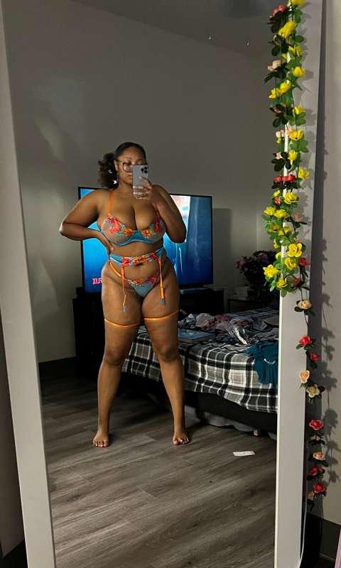 this is such a cute lingerie set💙🧡 I can’t wait to try more ..