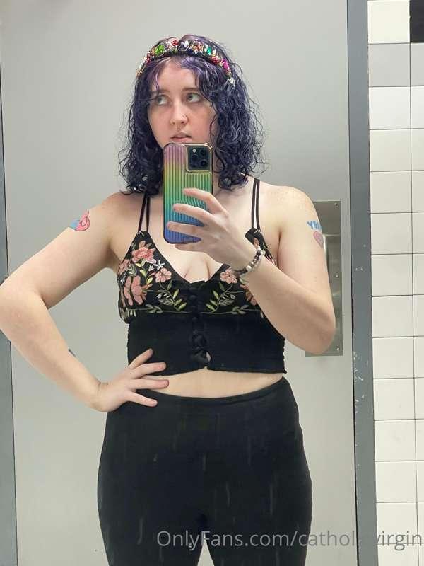 Finally got to shave my pussy after like three weeks, sorry ..