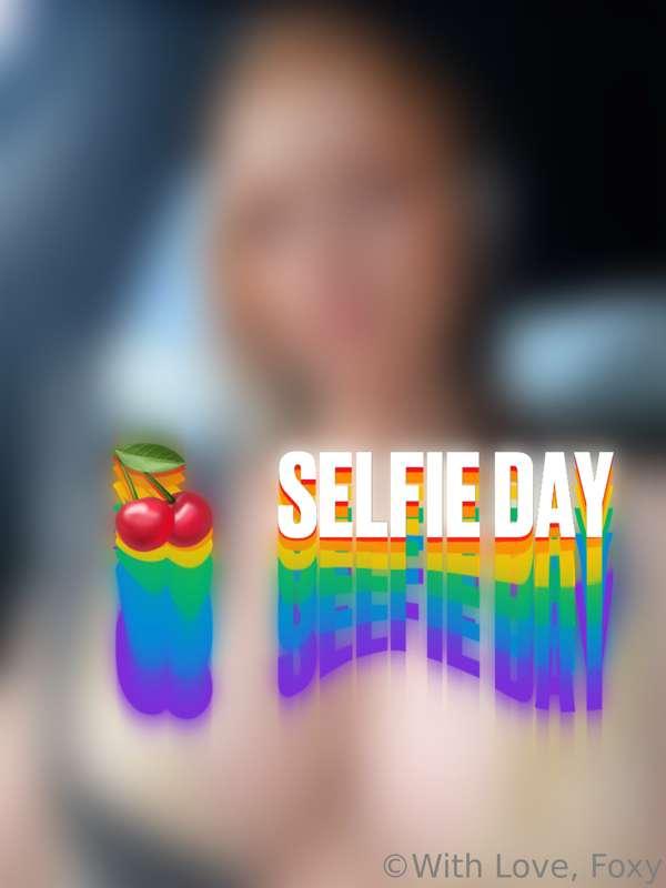 🍒 ***SELFIE DAY*** 🍈
Do you like this ***little mole*** on m..