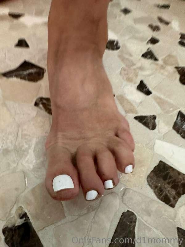 BIG mama wiggles the toes in the shower 🤭❤️ Video in your 👉🏼..