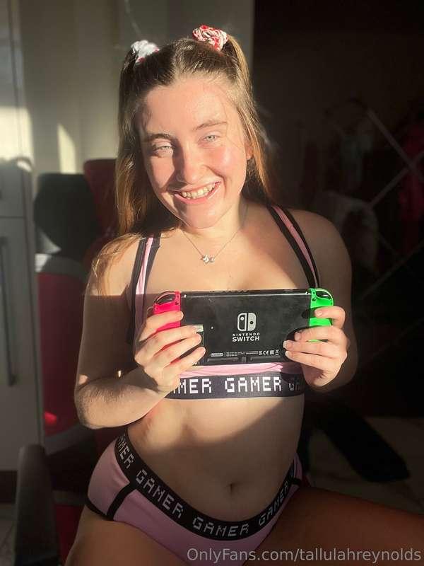 Have you ever seen cuter gamer girl boobies? 🍒 