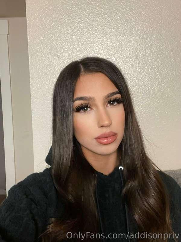 awake & horny. Someone dm me😝