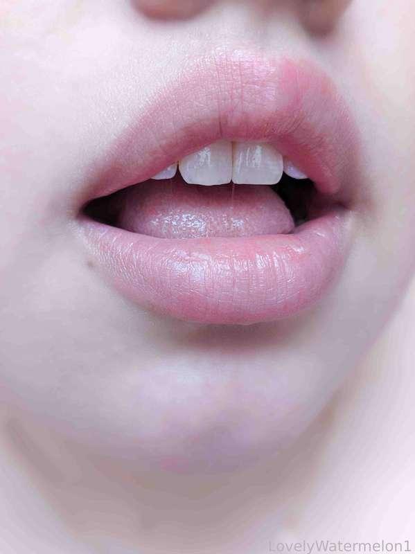 I thought I'd do some bare lips for today's post, make it a bit more fresh for a nice make out session haha. 💕

#FYP #LipstickFetish #Lips #MouthFetish #Mouth #UpClose #Kisses #Oral 