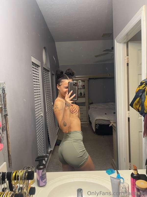 Anyone into yoga? 🍑