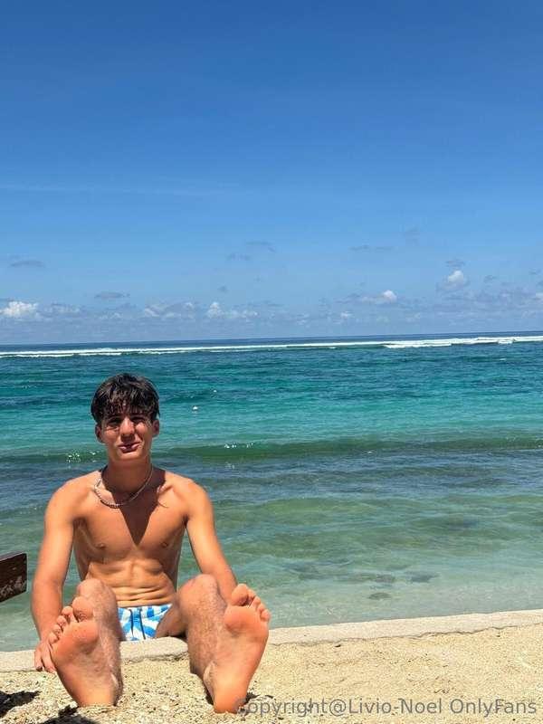 Into foots and socks?Ask me for the photo and Clip-Set in DM..