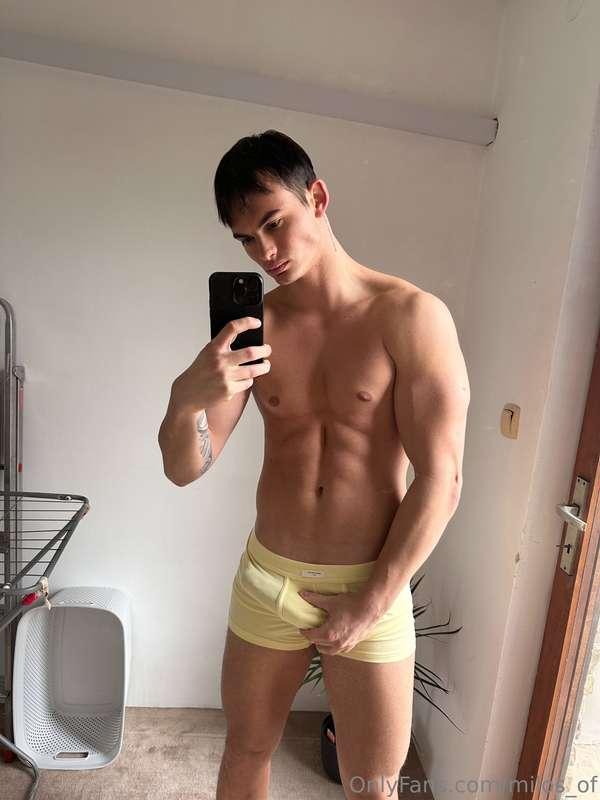 Yellow and a bulge? what a way to brighten your day 😏😈