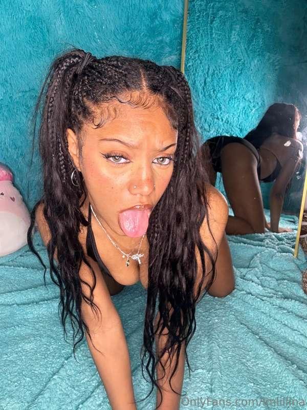Could you resist me if I crawled to you like this? 👅
