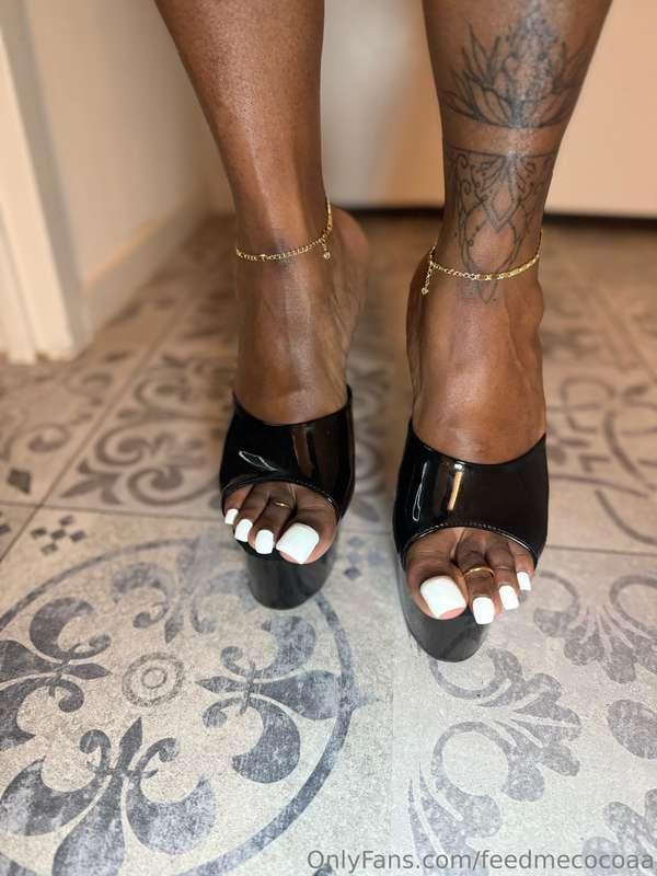 Hello from my pretty black pleasers 👣