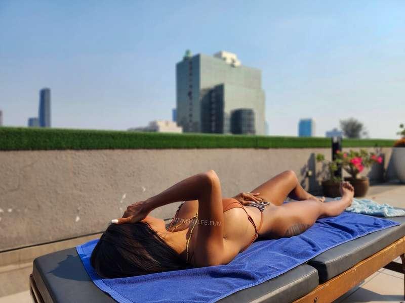Gotta get that deep tan 🥰🌞 (tho it's killing my eyes 🙈)