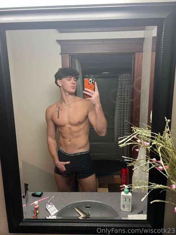 I’m free, hit me up🖤