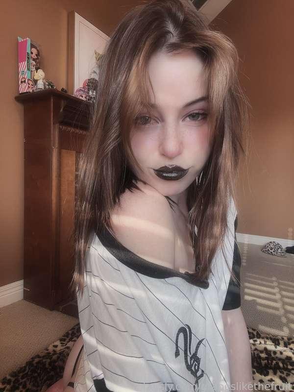 Making me happy should always be your #1 priority 💁🏻‍♀️ #femdom #mommy #findom #brat #egirl #emo #petite #young #pretty 