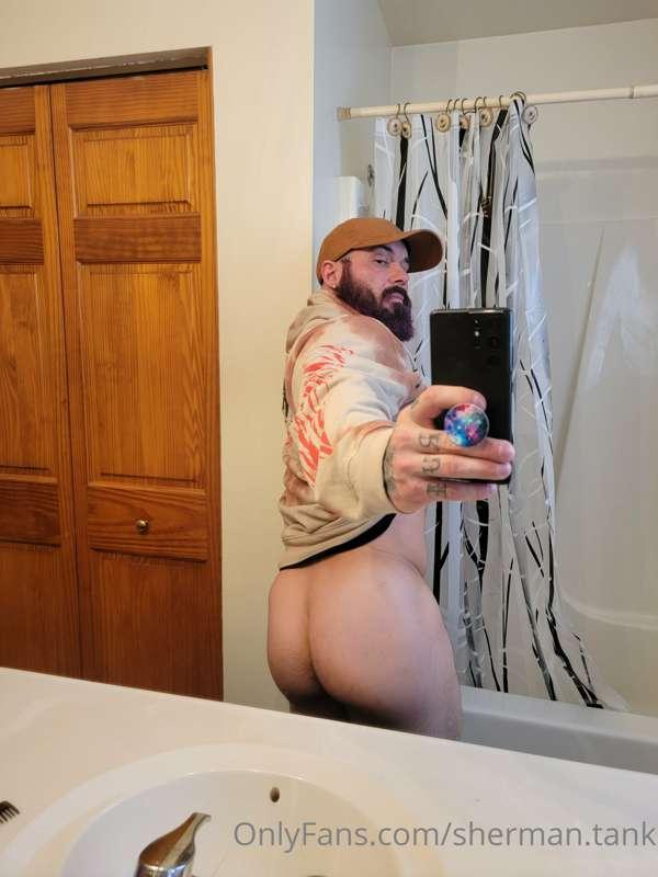 Off to do uber eats, who'd suck me off or bend over for me i..