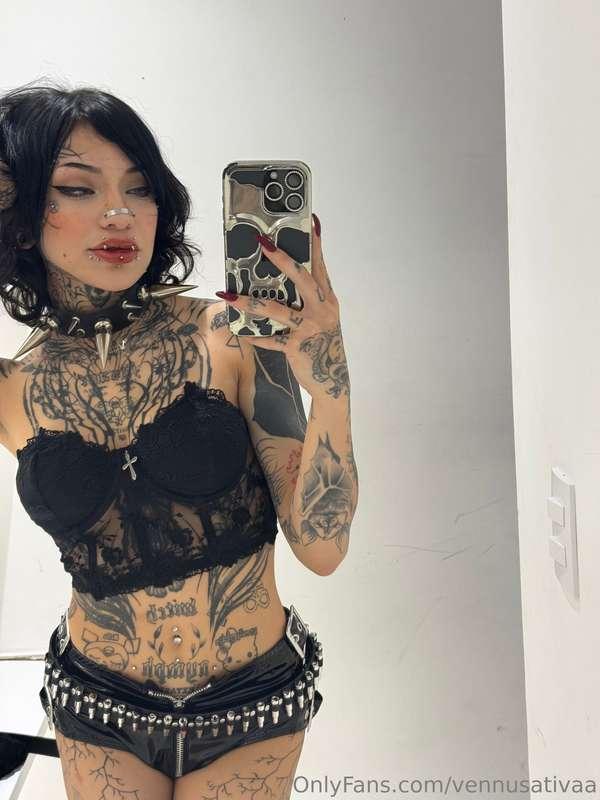 goth and hot 🖤