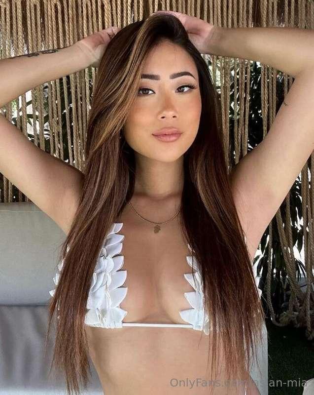 Serving some serious angel vibes in this bikini 😇👙