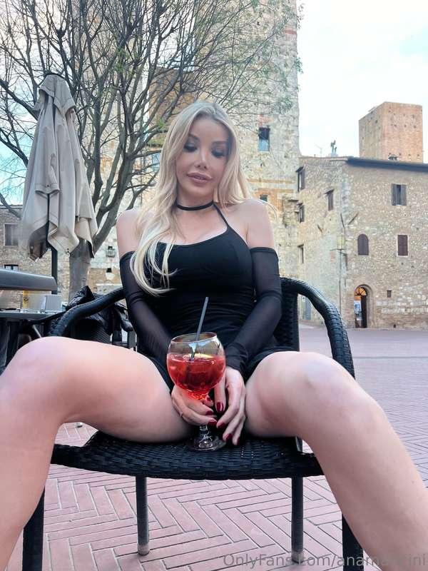 showing my tits in San Gimignano 🫣🤭