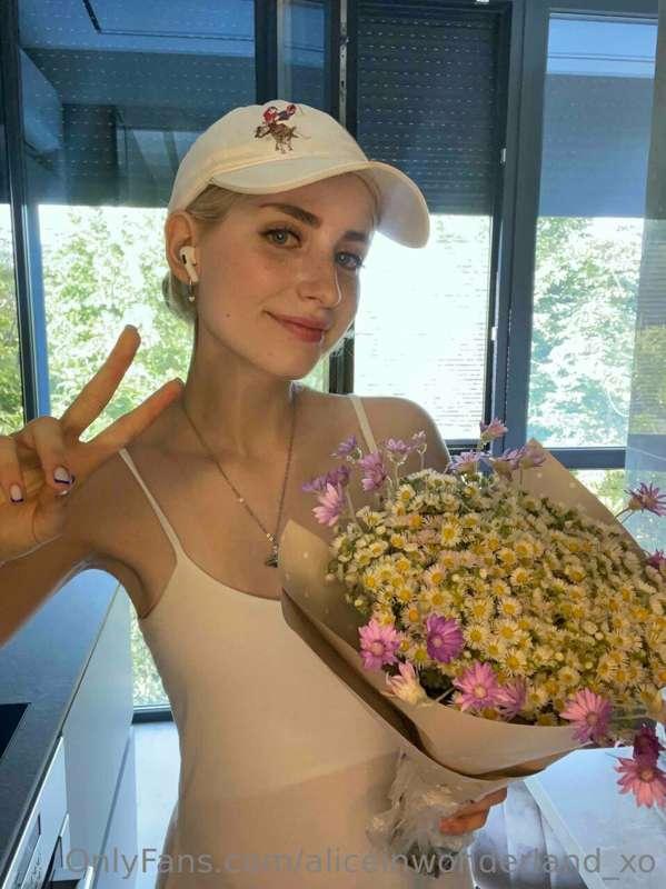 In my opinion, flowers really suit me😍
(This is a hint😂😂)