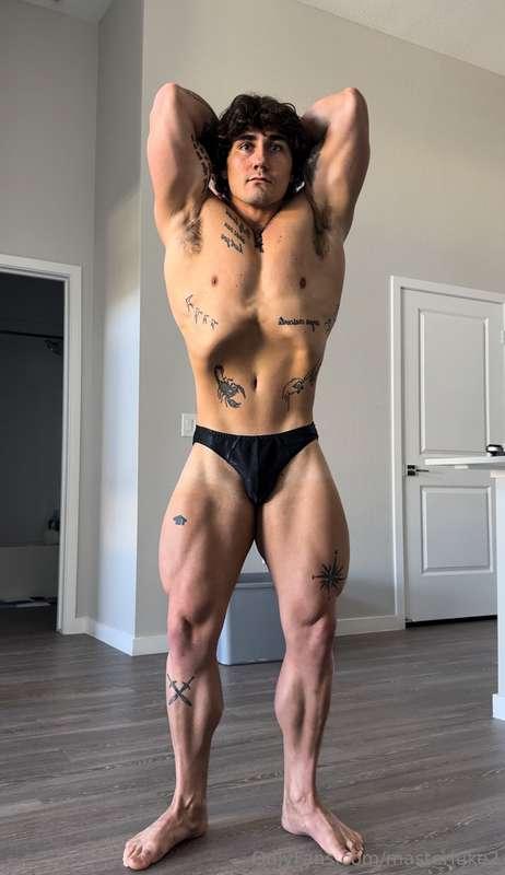 What’s your favorite muscle on daddy Luke?😏😈