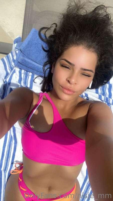 Who can come and rub me with sunscreen?🌞💦
