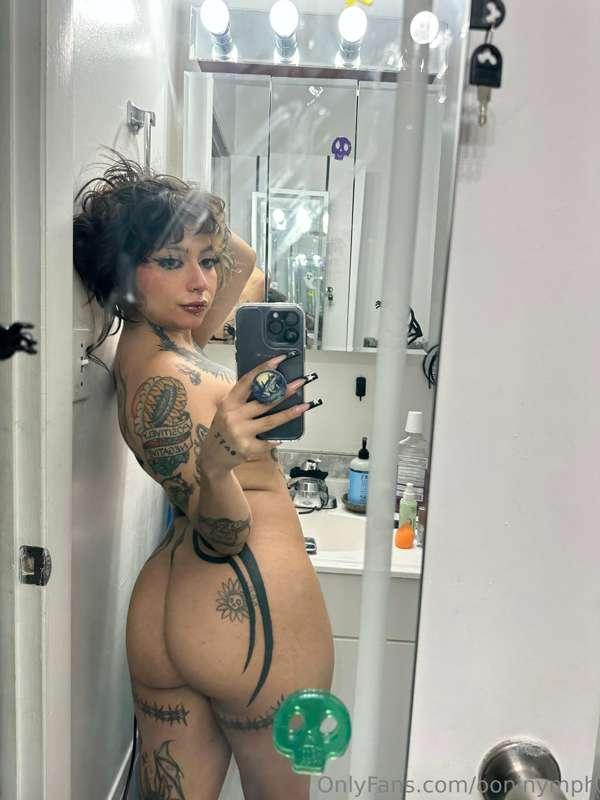 Unlock to see a NEW nude mirror photo set 🔥🔥🤤🤤