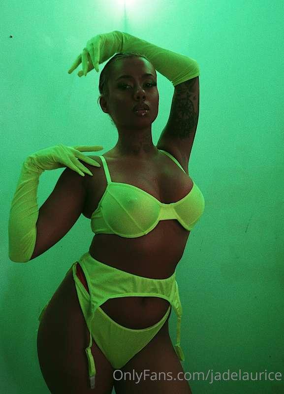 My pronouns are Elegant black women 💅🏽 💚