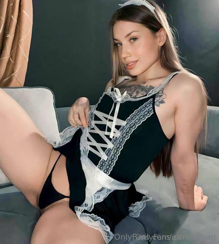 Sweet brunette @amisu waiting for you to show you a real org..