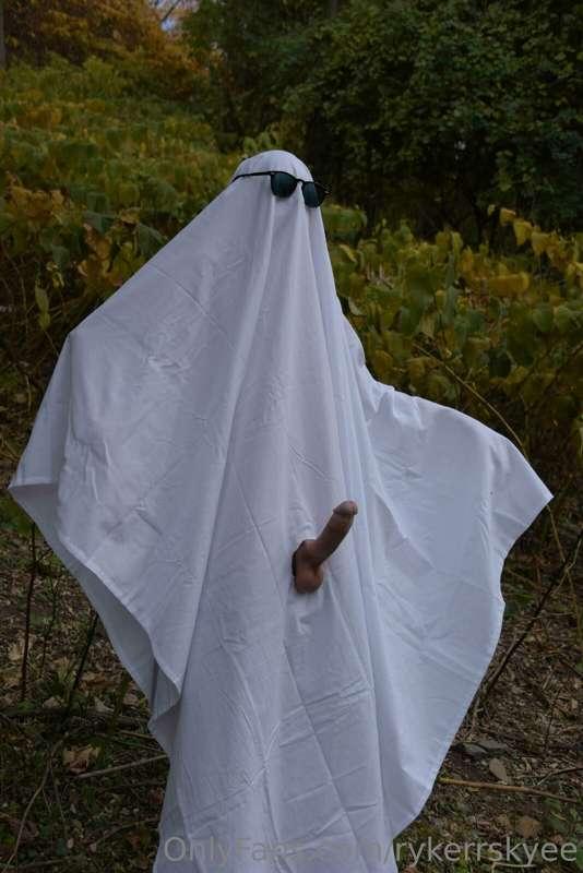 Who wants to get spooky with me 👻😈 ?