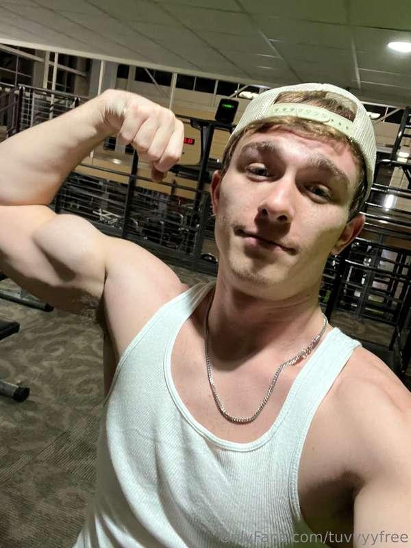 Sleeves are optional when you’re this strong. 😤💪 (But starin..