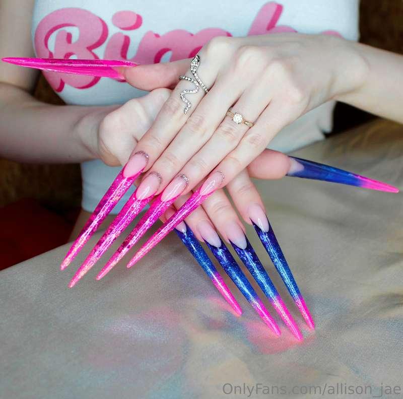 New pink and blue nails, shortened my nails a little💓💙