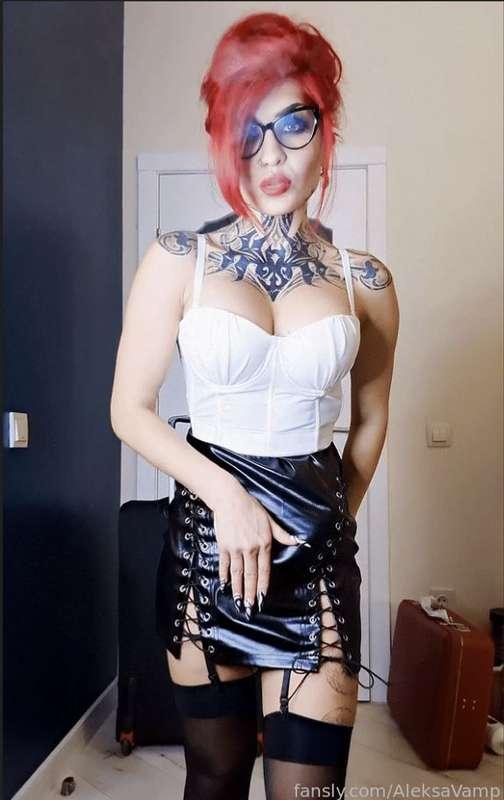
have you forgotten what a strict teacher looks like? 😏😈 I'll remind you how it should be and what that teacher is capable of 🍆🥵😈



#fyp #strapon #mistress #femdom #goth #footfetish #mommy #goddess #tattoos #altgirl
