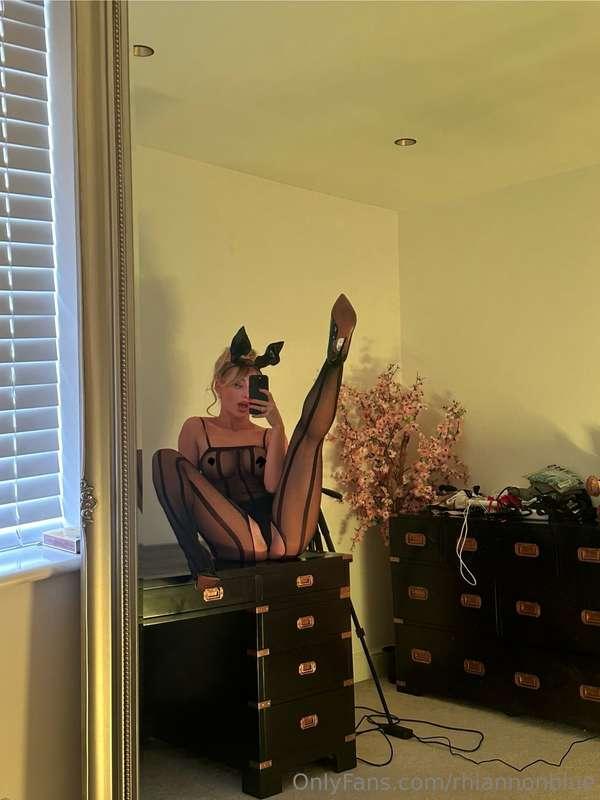 The desk is the perfect height… 💦 🐱 🍆