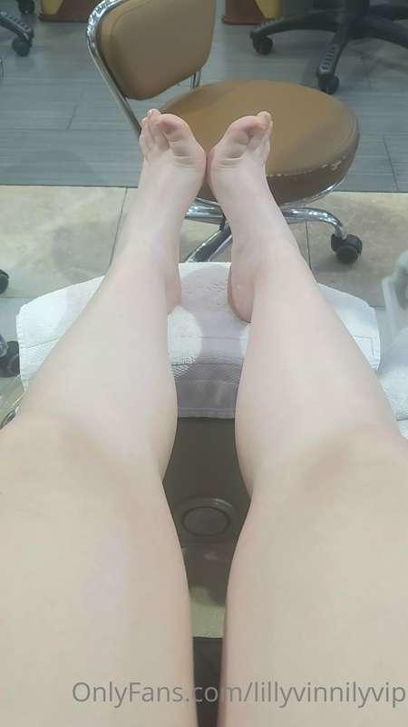 Swipe to see the progression of my toesies getting painted t..