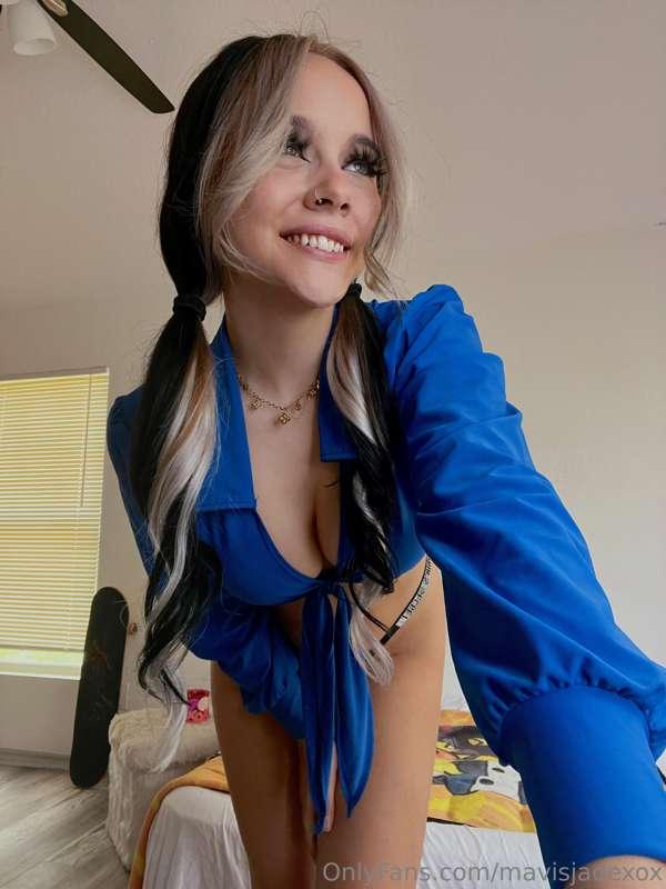 hii going live today at 2 PM CST!!