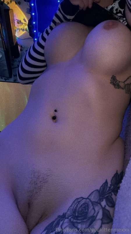 here’s sum nudes, now keep quiet >:3(happy v day) 💕