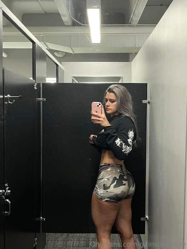 Happy monday lovasss had to show off the 🍑 pump today