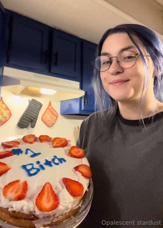 I made a cake 🍰 Cause you're so sweet 🥹Ps I dye my hair blue..
