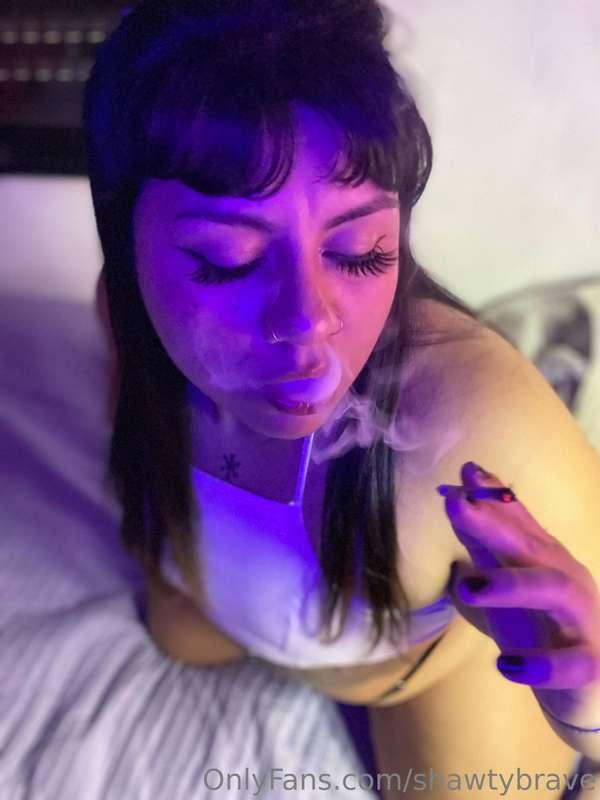 Smoki biachh, lets blaze and have fun 😅😋❤️ almost friday yay..
