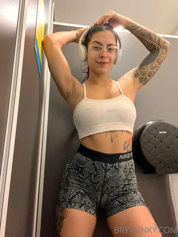 After workout this horny bb need to show you some gains hihi..