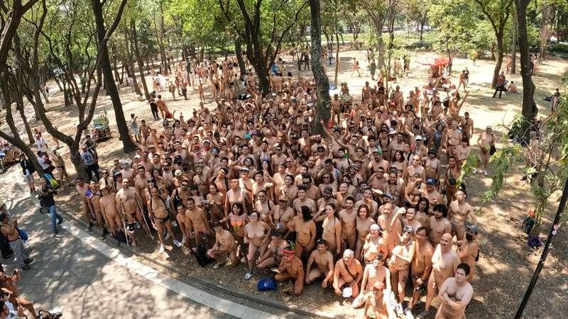 Raw | Dia al Desnudo crowd