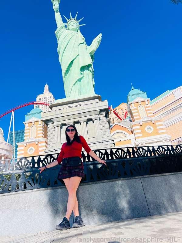 My day yesterday was really very surprising.. My photographer came to pick me up from my hotel 🏨 for lunch in a delicious restaurant on the stip. Then we went to take some photos around. Unfortunately he had no talent for photography 📸 so I had to take care of everything myself🤳. Then we went to visit the biggest sex shop in Las Vegas.... unfortunately nothing can replace my precious wand 🤣 All this turned me ON so much that we came back to my room to fuck like animals until my husband came and joined us. 😈 #LASVEGAS #sexshop #3some 