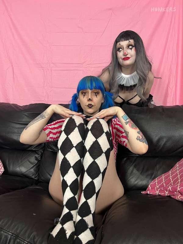 𝗦𝘁𝗲𝗽 𝗿𝗶𝗴𝗵𝘁 𝘂𝗽! Who's really in charge in this circus? The Ringmaster or the clown?

#fyp #clown #clowngirl #clownmakeup #circus #ringmaster #mime #scottish #british #petite #makeup #hairy #clownporn #clownfetish @blaire_game @cute_bean_ting