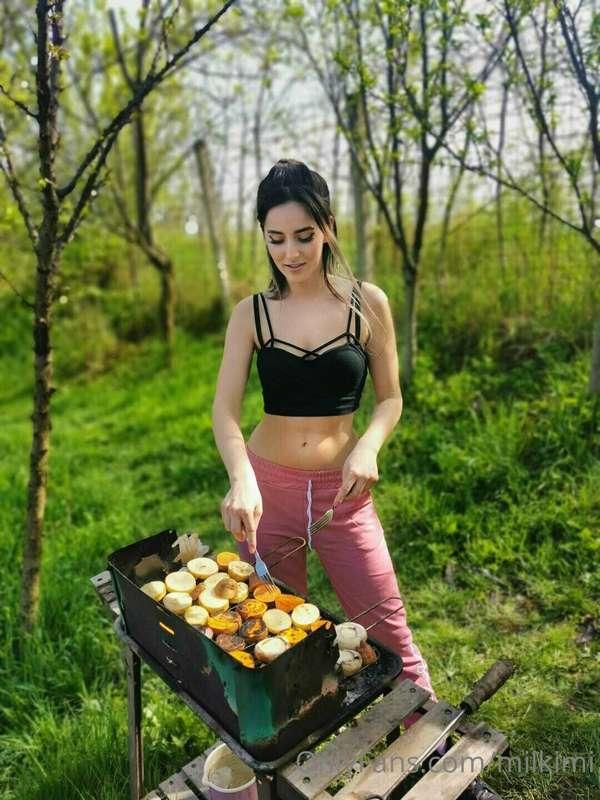 🌼🌷I took a break and went for an outdoor picnic 🥧🍇🥪 and gril..