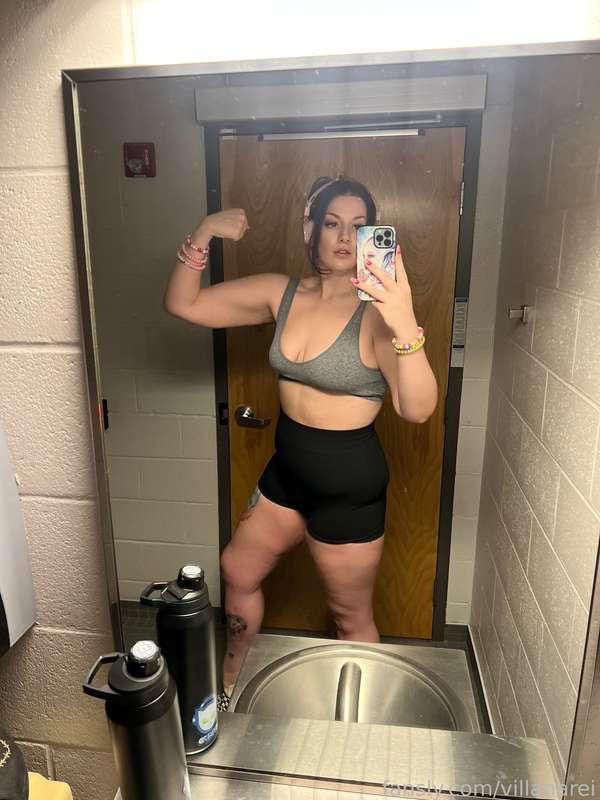 Y’all didn’t think I’d go to the gym and not post flexing and thigh photos, did you? 😇 

#fyp #gym #fitness #musculargirl #muscles #biceps #thighs #purplehair #goth #tall #tallgirl 