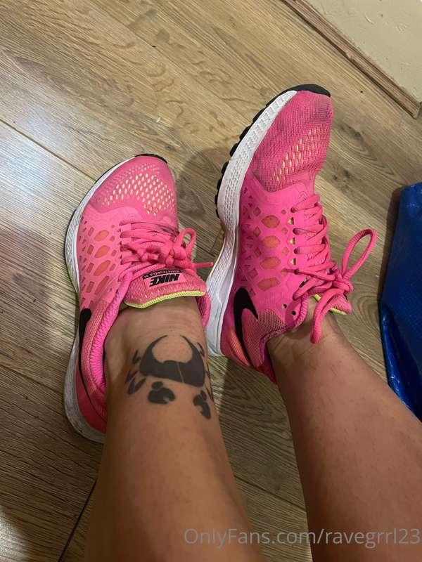 Anyone interested in my very worn out running shoes? 😈😈😈 com..