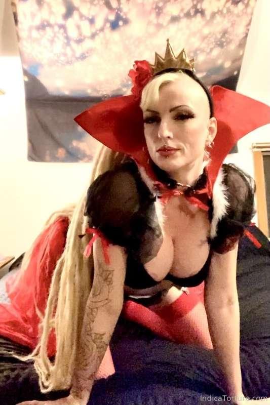 Topless Halloween photos!! #8photos #queenofhearts 🎃 👻