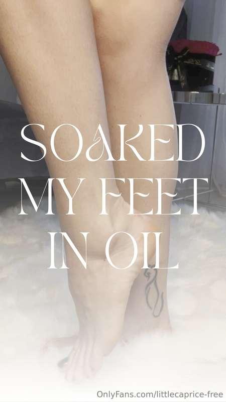 𝐒𝐎𝐀𝐊𝐄𝐃 𝐌𝐘 𝐅𝐄𝐄𝐓 𝐈𝐍 𝐎𝐈𝐋 🦶😈 I love how you play with my feet an..