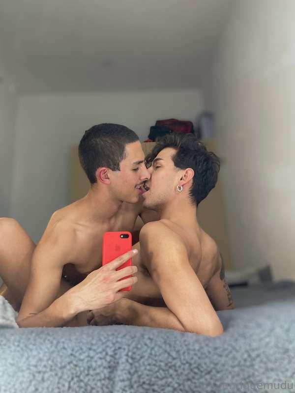 kisses before poundingw/ @elnetonetoxxx