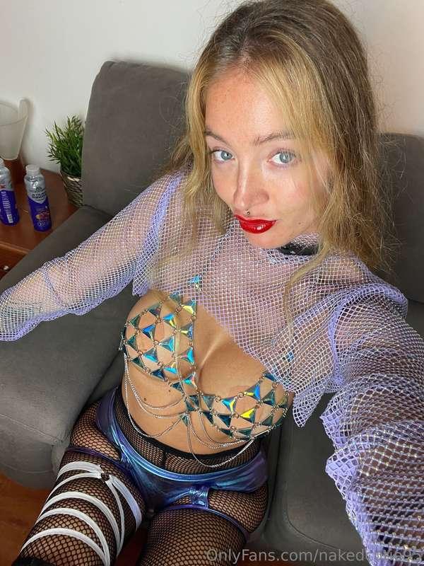 Do you like my Halloween costume? 👻🎃🥰