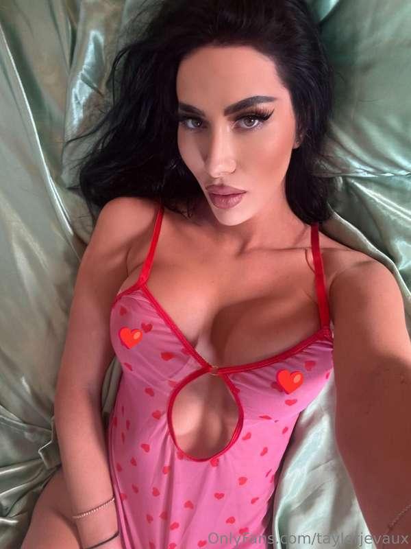 Who's keeping me company tonight? 🤭❤️