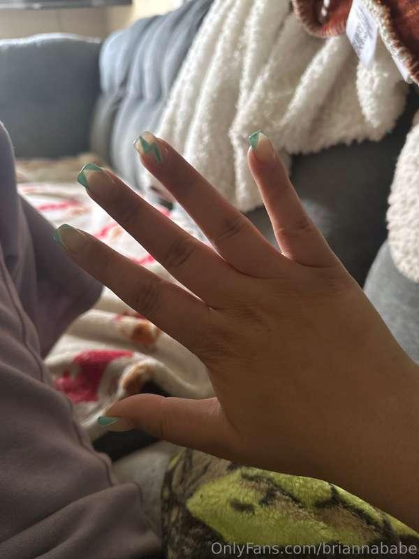 Who wants to spoil me with new nails 🤪